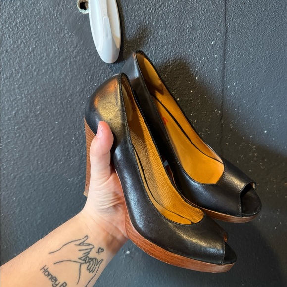 Michael Kors Black and Brown Classic Peep Toe Heels - Picture 1 of 9